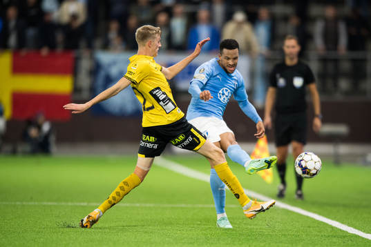 Malmö FFs Martin Olsson och Elfsborgs Alexander Bernhadsson