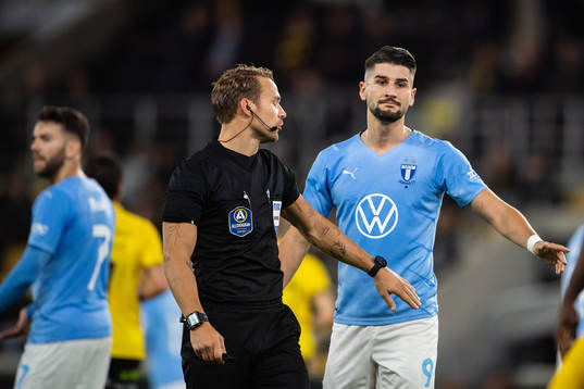 Malmö FFs Antonio Colak reagerar mot Domare Kristoffer