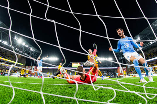 Malmö FFs Antonio Colak och Adi Nalic jublar medan
