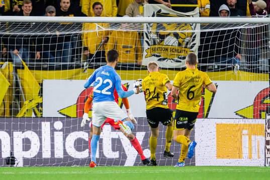 Malmö FFs Adi Nalic ser Elfsborgs Johan Larsson göra