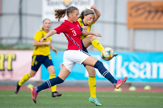 Norges Silje Bjåstad och Sveriges Ida Björnberg