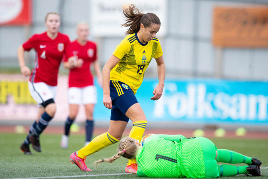 Sveriges Matilda Ekblom och Norges målvakt Lotte Egeland