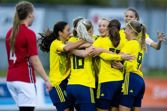 Sveriges Stina Dahl Forslund jublar med lagkamrater