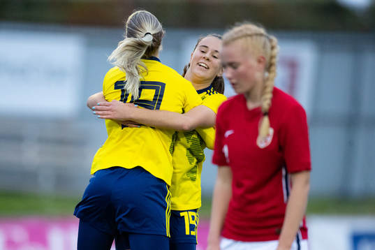 Sveriges Stina Dahl Forslund jublar ihop med Matilda Ekblom