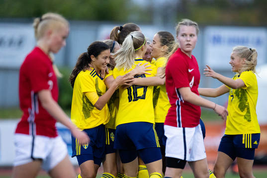 Sveriges Stina Dahl Forslund jublar med lagkamrater