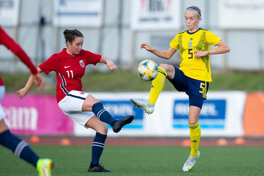 Norges Kajsa Pettersen och Sveriges Isabella Veiszhaupt