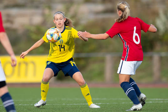Sveriges Elsa Pelgander och Norges Kaja B Hjelmhaug