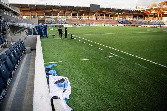 Flaggor med Sirius logotyp ligger på konstgräset