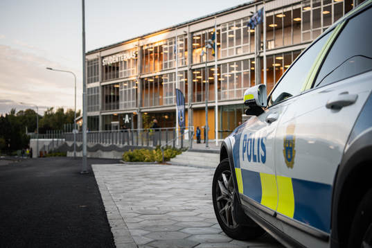 En polisbil utanför Studenternas