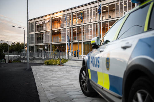 En polisbil utanför Studenternas