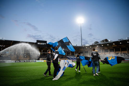 Funktionärer gör entré med flaggor