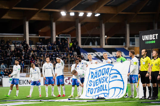 IFK Norrköpings spelare håller upp en banderoll med