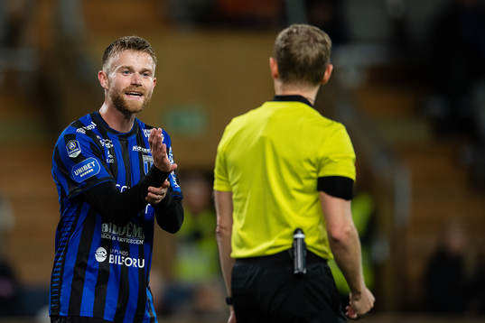 Sirius Dennis Widgren och domare Fredrik Klitte