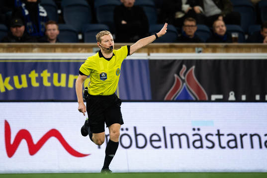 domare Fredrik Klitte underkänner ett mål av IFK