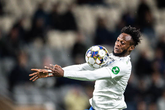 IFK Norrköpings Samuel Adegbenro tar emot bollen innan han
