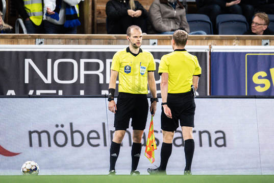 Domare Fredrik Klitte i samtal med linjedomaren innan IFK
