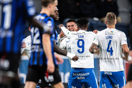 IFK Norrköpings Carl Björk jublar med lagkamrater