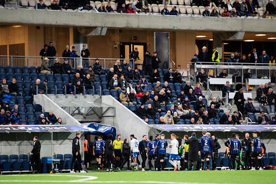 Spelarna lämnar planen