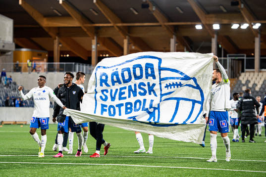 IFK Norrköpings spelare med en banderoll