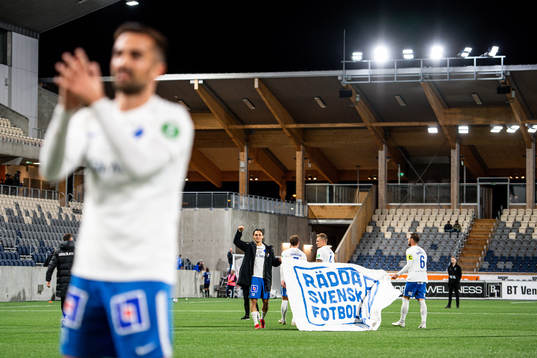 IFK Norrköpings spelare med en banderoll
