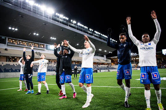 IFK Norrköpings Carl Björk jublar med lagkamrater
