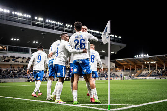 IFK Norrköpings Kristoffer Khazeni jublar med lagkamrater