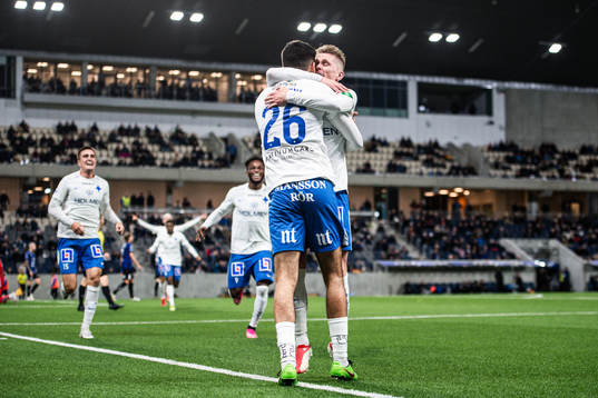 IFK Norrköpings Kristoffer Khazeni jublar med lagkamrater
