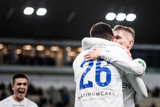 IFK Norrköpings Kristoffer Khazeni jublar med lagkamrater