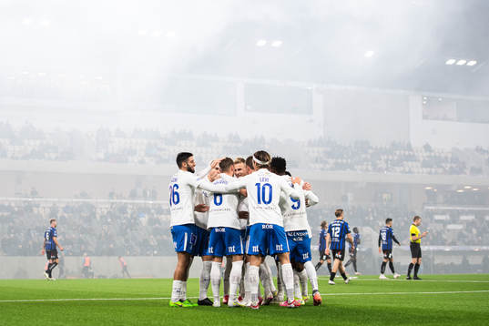 IFK Norrköpings Carl Björk jublar med lagkamrater