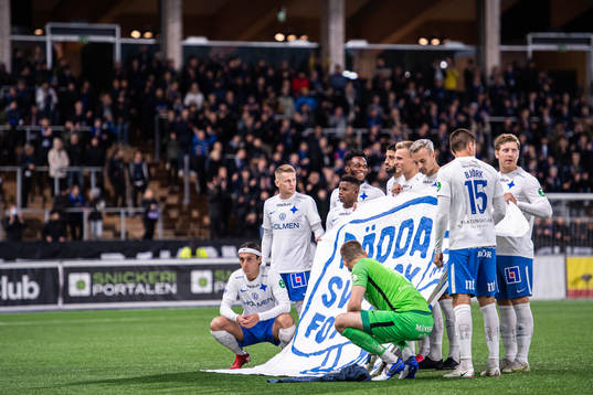 IFK Norrköpings spelare med en banderoll