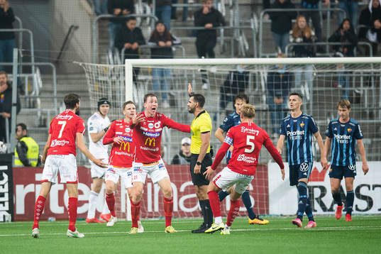 Degerfors spelare reagerar mot domare domare Granit