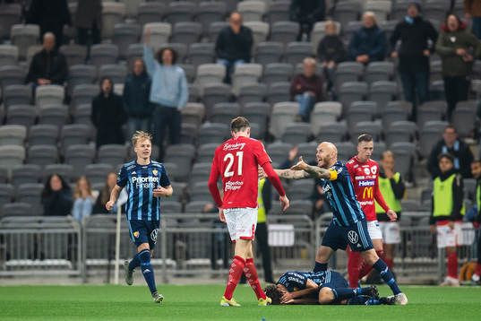Degerfors Adam Carlén tilldelas ett rött kort