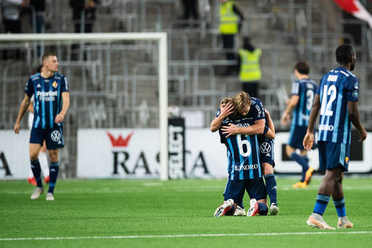 Djurgårdens Rasmus Schüller och Hampus Finndell jublar