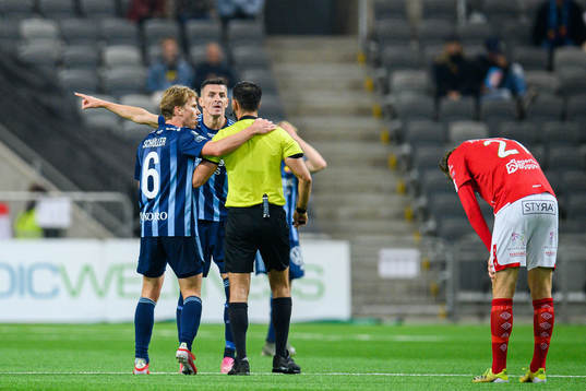 Djurgårdens Rasmus Schüller och Haris Radetinac reagerar