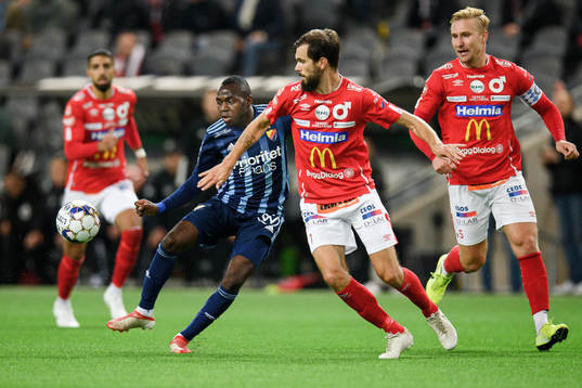 Djurgårdens Edward Chilufya och Degerfors Sebastian Olsson