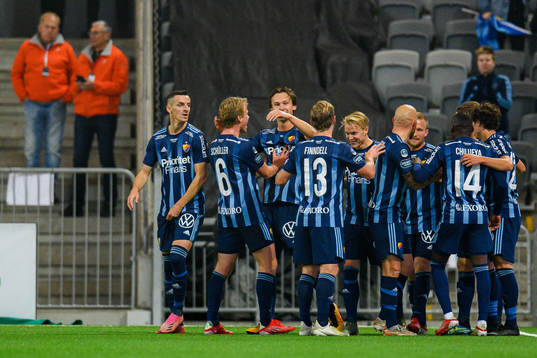 Djurgårdens spelare jublar med Hjalmar Ekdal