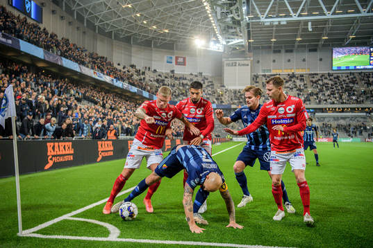 Djurgårdens Magnus Eriksson och Hampus Finndell i en kamp