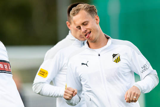 Häckens Gustav Berggren före fotbollsmatchen i
