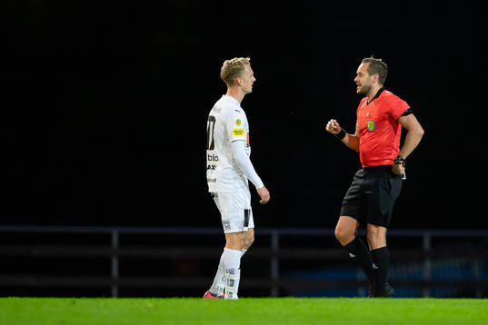 Häckens Gustav Berggren och domare Victor Wolf