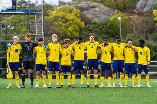 Sveriges Lucas Bergvall, målvakt William Nieroth Lundgren,