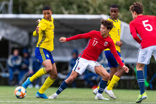 Sveriges Jayson Ezeb och Norges Max Herman Bjurstrøm