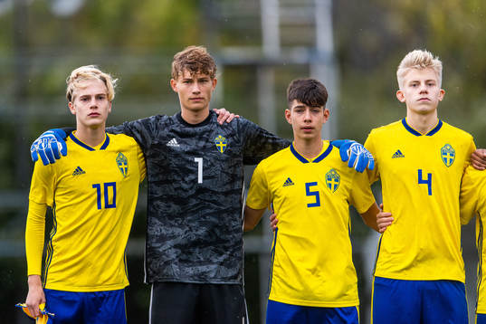 Sveriges Lucas Bergvall, målvakt William Nieroth Lundgren,