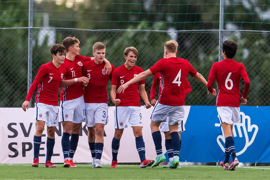 Norges Chrisander Sørum (mitten) jublar med lagkamrater