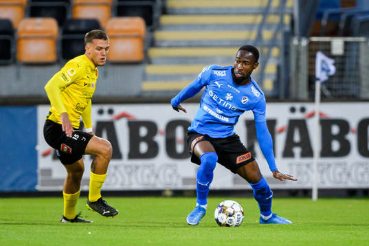 Halmstads Sadat Karim och Mjällbys Ivan Kricak