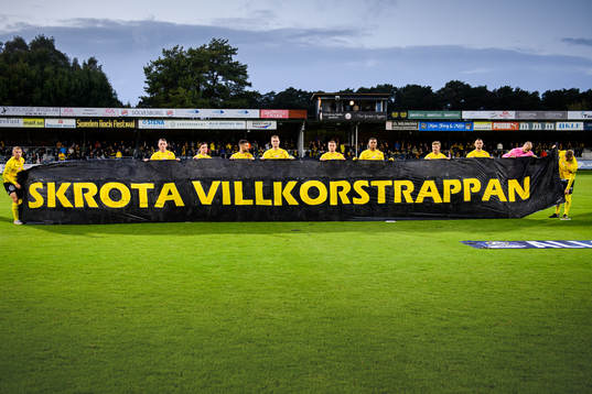 Mjällbys spelare med en banderoll