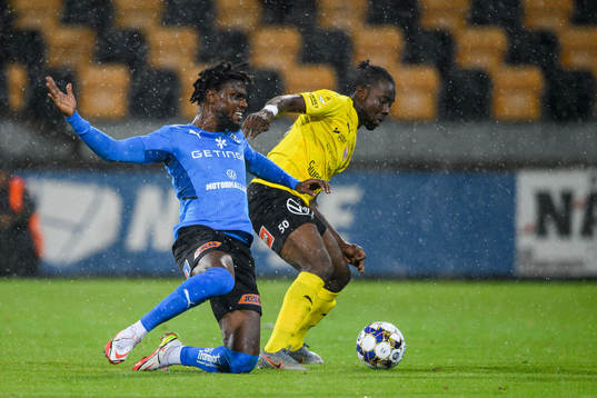 Mjällbys Marc Ante Tokich och Halmstads Joseph Baffo