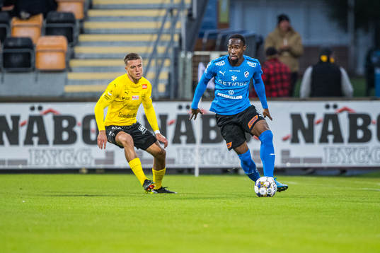 Mjällbys Joel Nilsson  och Halmstads Sadat Karim