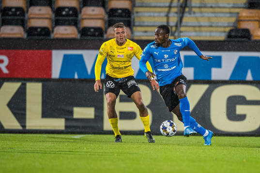 Mjällbys Elias Andersson  och Halmstads Sadat Karim