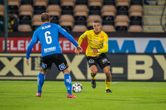 Halmstads Andreas Johansson  och Mjällbys Ivan Kricak