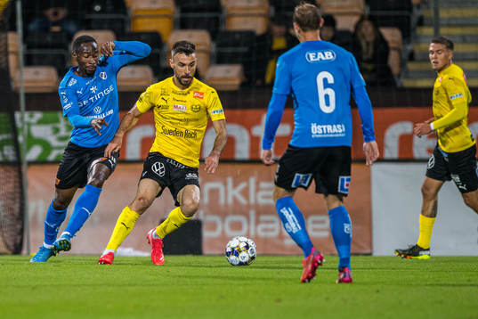 Halmstads Sadat Karim  och Mjällbys Carlos Moros Gracia